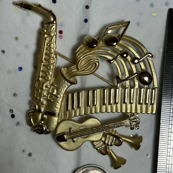 Vintage Signed AJC Gold Musical Brooch Pin Saxophone Guitar Keyboard Music Notes - Picture 6 of 8